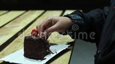 在<strong>美食节</strong>吃巧克力蛋糕的女人，不健康的甜食成瘾